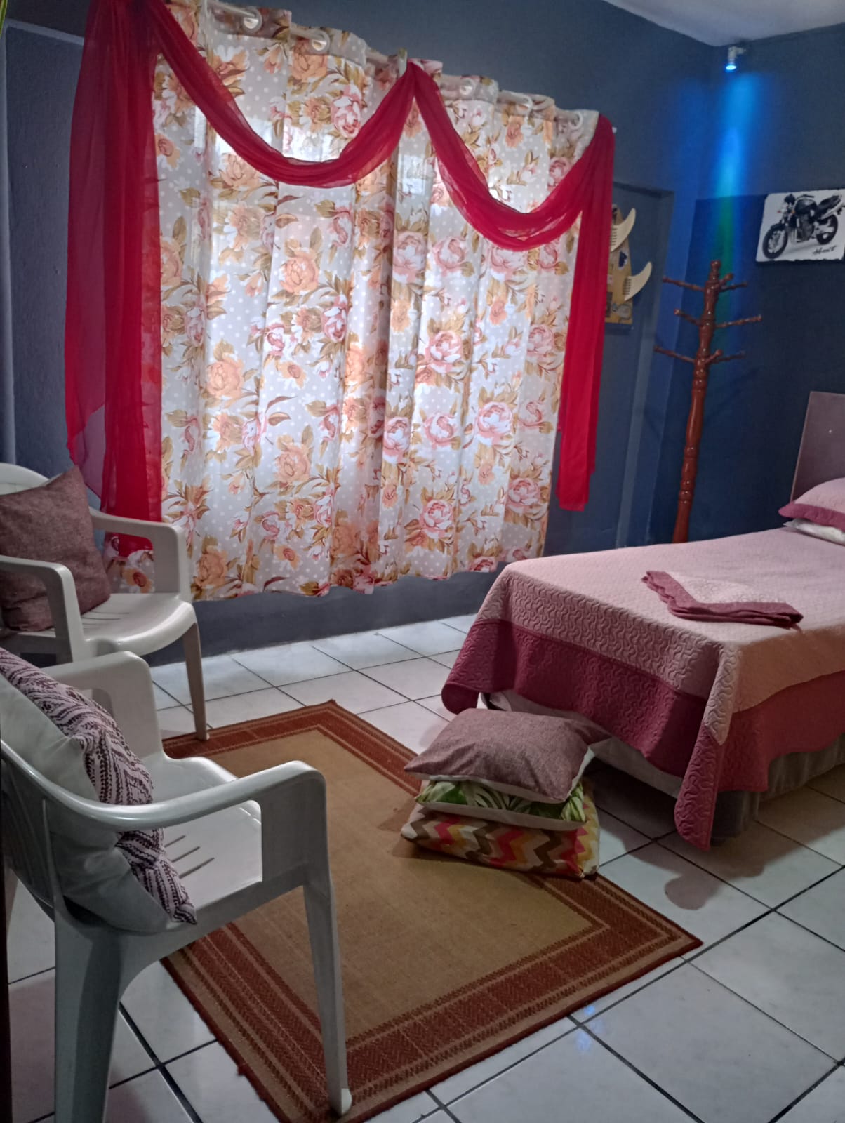 Quarto com cama e área de estar